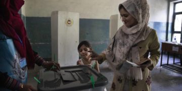 Talibanes atacan centros de votación afganos