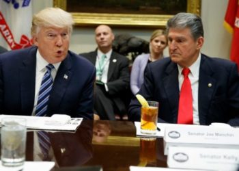 Senadores plantean a Trump un plan de control de venta de armas más estricto