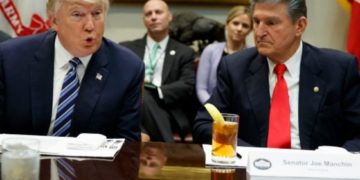 Senadores plantean a Trump un plan de control de venta de armas más estricto