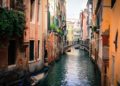 Por nadar desnudos en canal de Venecia turistas son multados