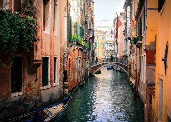 Por nadar desnudos en canal de Venecia turistas son multados