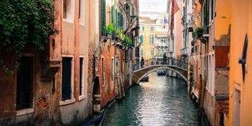 Por nadar desnudos en canal de Venecia turistas son multados