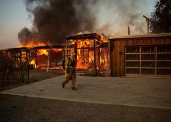 180,000 personas evacuadas por incendios de California