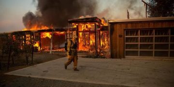 180,000 personas evacuadas por incendios de California