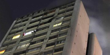Incendio deja un muerto y 300 desalojados
