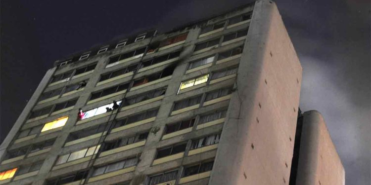 Incendio deja un muerto y 300 desalojados