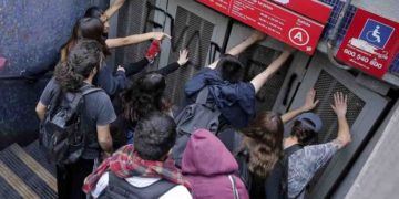 Metro cierra todas sus estaciones ante protestas