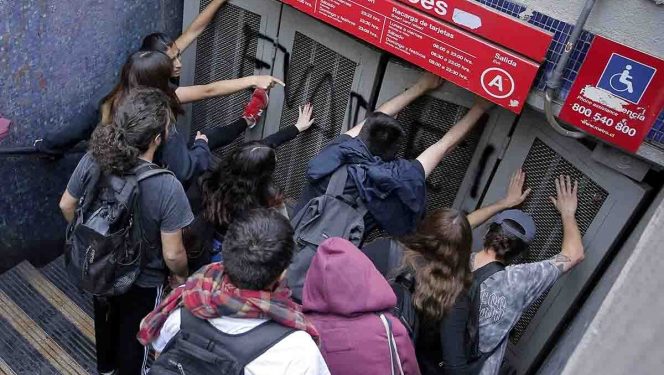 Metro cierra todas sus estaciones ante protestas