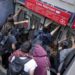 Metro cierra todas sus estaciones ante protestas
