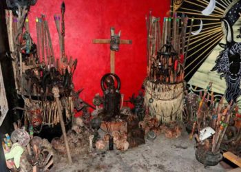 Hallan 55 cráneos en altar satánico