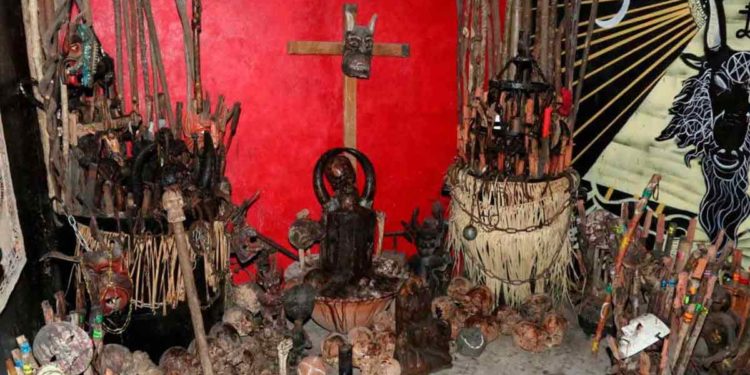 Hallan 55 cráneos en altar satánico