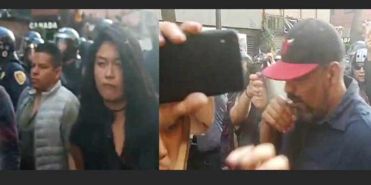 #VIDEO Durante marcha del 2 de octubre mujer intenta quemar rostro de periodista