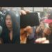#VIDEO Durante marcha del 2 de octubre mujer intenta quemar rostro de periodista
