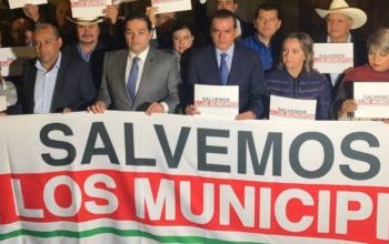 Manifestación de alcaldes afuera de Palacio Nacional; exigen más presupuesto a sus municipios
