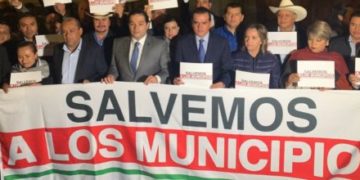 Manifestación de alcaldes afuera de Palacio Nacional; exigen más presupuesto a sus municipios