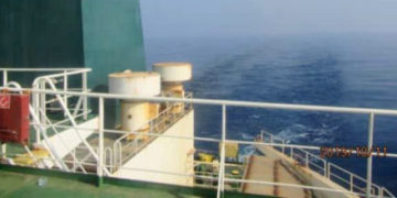 Atacan con misiles a buque petrolero de Irán; suben precios del petróleo