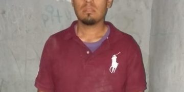 Detienen a presunto que buscaba ingresar por la fuerza a un comercio