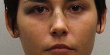 Detienen a intrusa que entra a una casa e intenta bañar a un niño de dos años