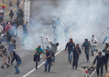 #VIDEOS Militares y policías reprimieron un pequeño poblado en el norte de Ecuador