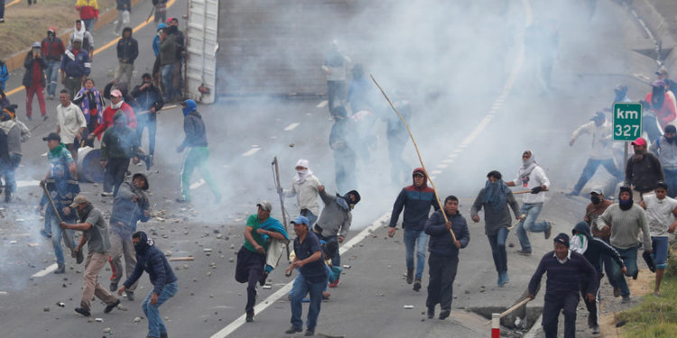 #VIDEOS Militares y policías reprimieron un pequeño poblado en el norte de Ecuador