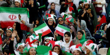 #VIDEO Por primera vez en 40 años, mujeres asisten a un partido oficial en Irán