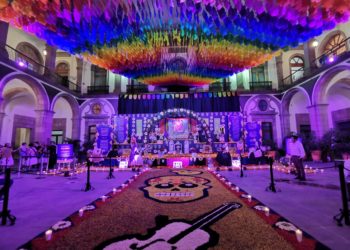 Se inaugura altar monumental de muertos en Palacio de Gobierno