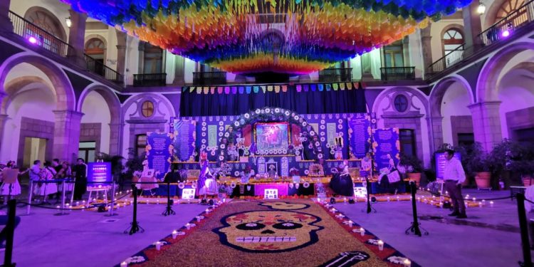 Se inaugura altar monumental de muertos en Palacio de Gobierno