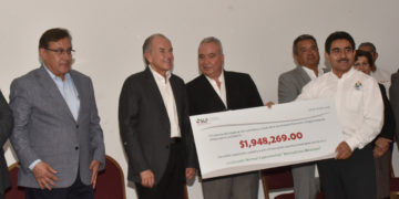 Entregan recursos a las escuelas normales potosinas