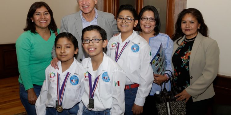 Reconocen a alumnos ganadores en Feria Internacional de Ciencias en Paraguay