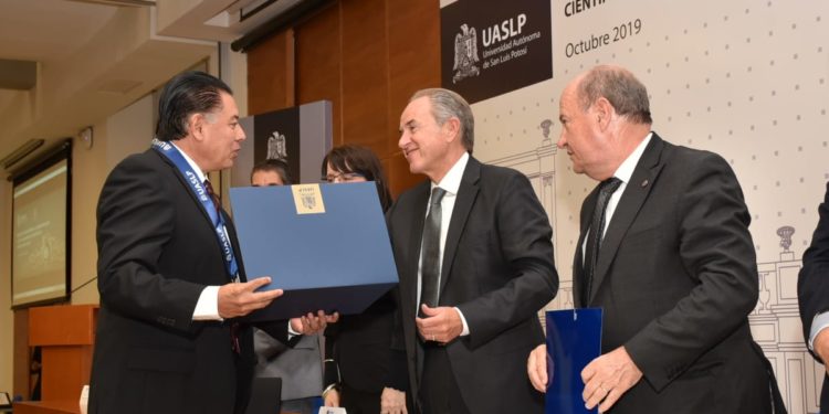 Se entrega reconocimiento a científicos de la UASLP