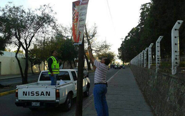 Continúa retiro de publicidad no autorizada