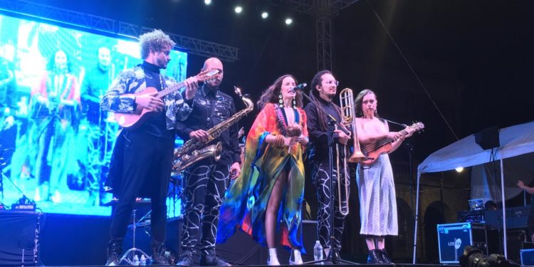 Monsieur Periné se presentó en Festival de San Luis