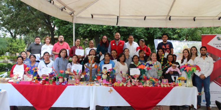 Gobierno del Estado capacita artesanos en Santa María del Río