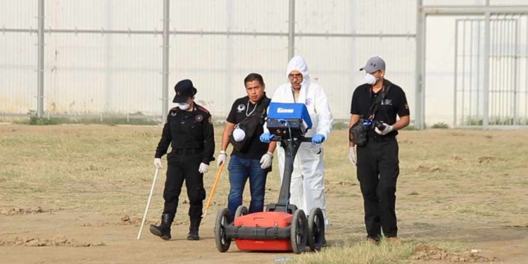 En búsqueda de fosas y restos humanos en Topo Chico