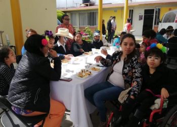 Estudiantes del Conalep ofrecieron desayunos para los pacientes