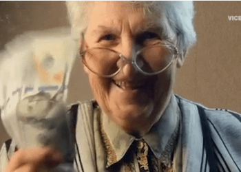 Abuelita vende pintura medieval de su cocina en millones