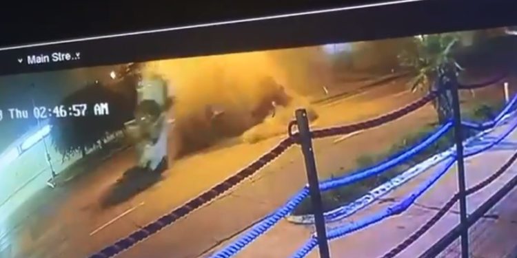 #VIDEO Campeón mundial de boxeo en accidente sale despedido de su Ferrari