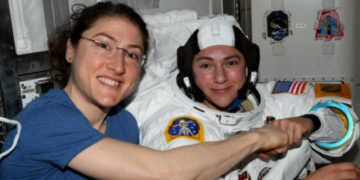 La primer caminata femenina espacial se hará mañana por 2 mujeres