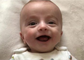 Recién nacido sale de coma y ve a sus padres por primera vez