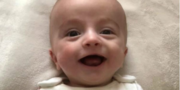 Recién nacido sale de coma y ve a sus padres por primera vez