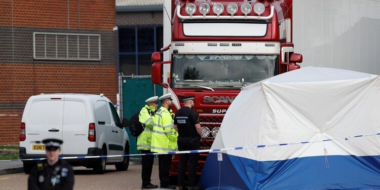 Revelan nacionalidad y causa de muerte de los 39 cuerpos hallados en camión de Inglaterra