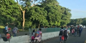 Caravana de migrante inicia recorrido para salir de Chiapas