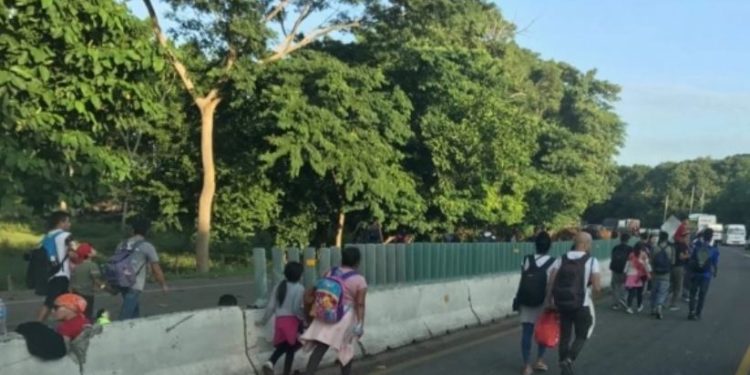 Caravana de migrante inicia recorrido para salir de Chiapas