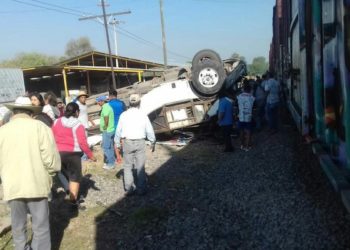 Por intentar ganarle al tren, chófer de autobús provoca accidente en Querétaro; 9 muertos