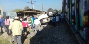Por intentar ganarle al tren, chófer de autobús provoca accidente en Querétaro; 9 muertos