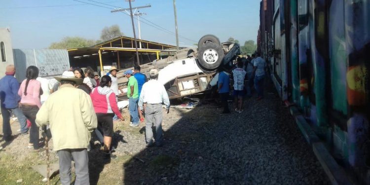 Por intentar ganarle al tren, chófer de autobús provoca accidente en Querétaro; 9 muertos