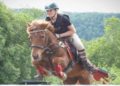 La amenazan de muerte por comerse a su caballo
