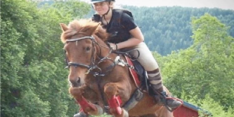 La amenazan de muerte por comerse a su caballo
