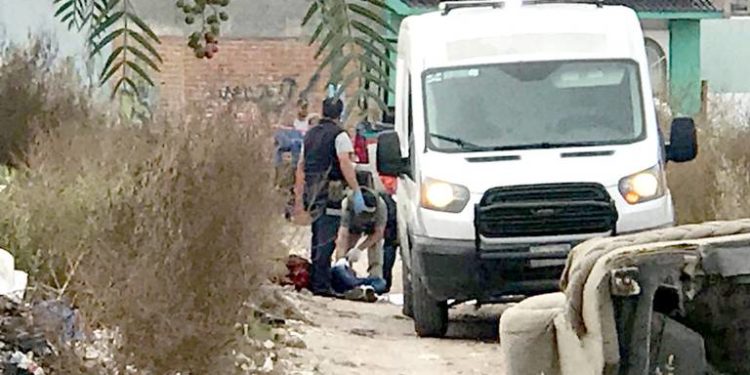 Localizan un cuerpo envuelto en una cobija