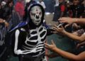 Hospitalizan a La Parka tras impactante caída durante una función